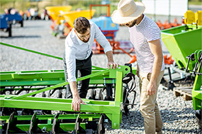 TC avec un agriculteur discutant d'agroéquipements