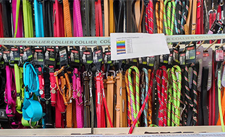 Photo de colliers exposés en rayon