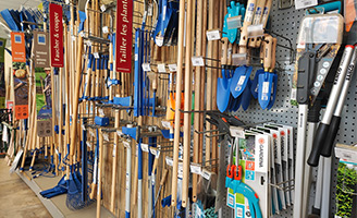 Photo d'outils de jardinage exposés en rayon